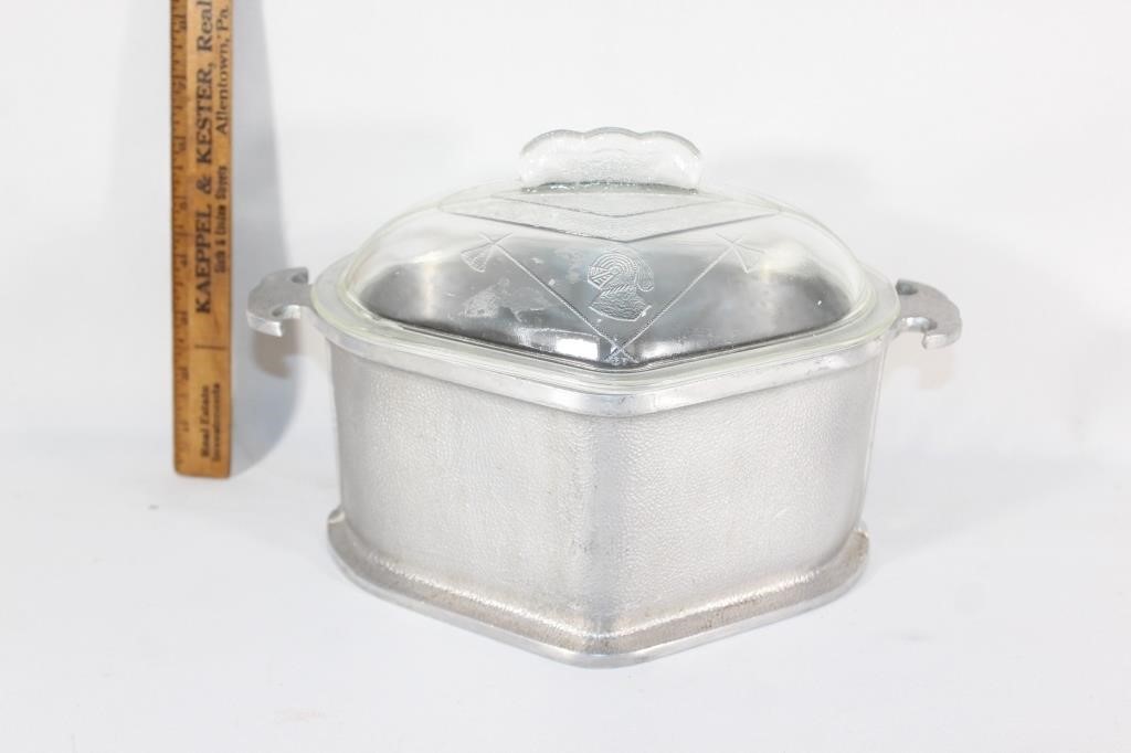 Guardian Service Triangle pot with lid