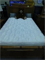 Broyhill Attic Heirlooms Queen Size Bed w/