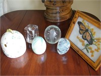 CTS OF END TABLE- 4 PAPER WEIGHTS, BELLEEK COVERED