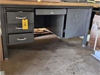 METAL SHOP DESK W/WOOD TOP THAT IS NOT ATTACHED &