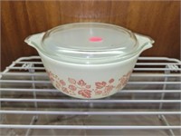 Pink/White Pyrex 1.5 qt bowl with Lid