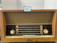 Vintage RCA International 4 Band Radio