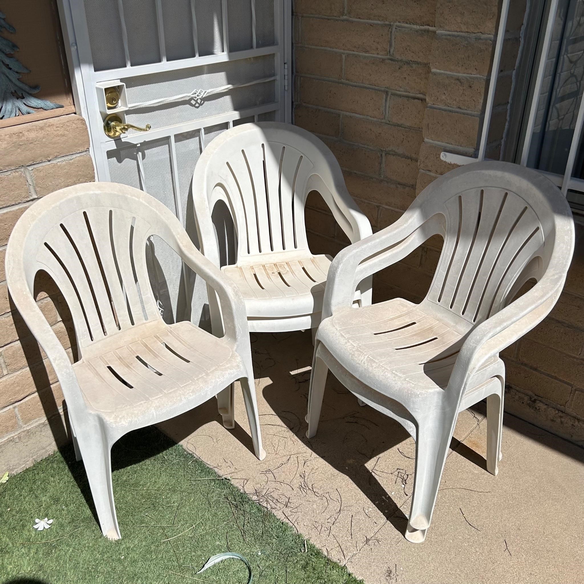 5 Plastic Lawn Chairs