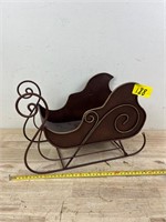 Metal sleigh decor