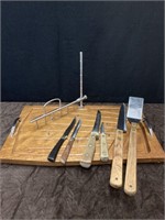 Aggressive Carving Board & Assorted Knives