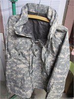 Extreme Cold Weather Jacket/Med./ U S Army Issue