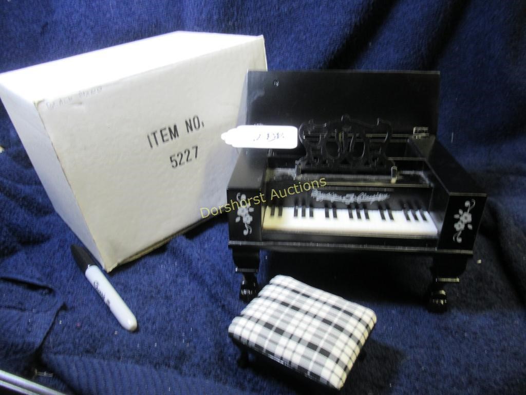 MUFFY VANDERBEAR BLACK PIANO MUSIC BOX - PLAYS &