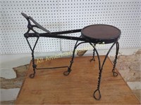 ANTIQUE WIRE & WOOD SHOE SHINE BENCH