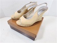 NEW Blossom: Petal-1 Beige Shoes (Size: 9)