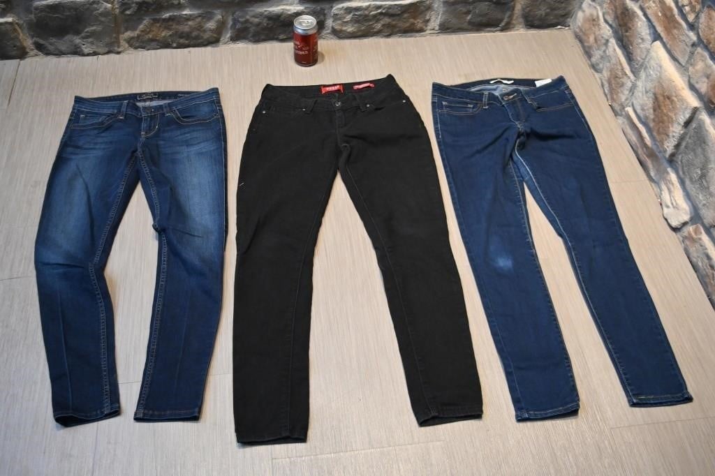 3 jeans, femme, 1 Levi's et 3 Guess, grandeur 27