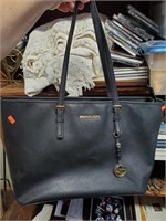 Michael Kors  Purse-has issue see pics