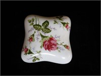 Vtg Hand Painted Roses Porcelain Trinket Box