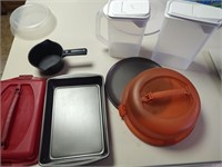 Covered Non-Stick Cake Pans, Tupperware