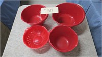 PLASTIC BOWLS AND COLANDER