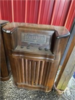 Vintage floor radio RCA as-is