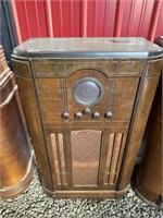 Vintage floor radio RCA as-is