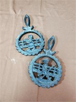 Pair of vast iron trivet