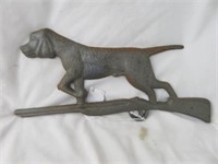 CAST IRON HUNTING DOG WITH RIFLE WALL HANGING