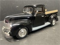 1/24 scale 1940 Ford Pick-up Truck. Die cast with