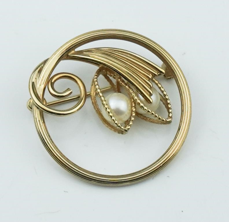 14KYG Circle Pin with Caged Pearls