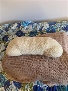NECK PILLOW AND BLANKET AND FLOWER BEDSPREAD