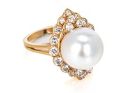 18K GOLD, CULTURED PEARL & DIAMOND DRES RING, 8.2g