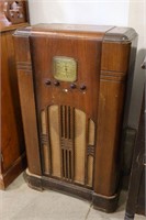 ANTIQUE RCA VICTOR FLOOR MODEL RADIO