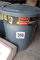 32 Gallon Brute Trash Can with Lid