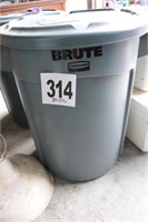 32 Gallon Brute Trash Can with Lid