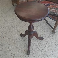 Beautiful round pedestal accent table