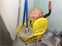 Mops & mop bucket