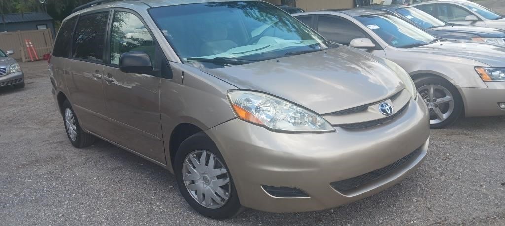 2007 Toyota Sienna runs/moves CE 7-Passenger