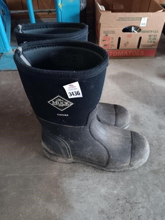 Muck boots size 10/10.5