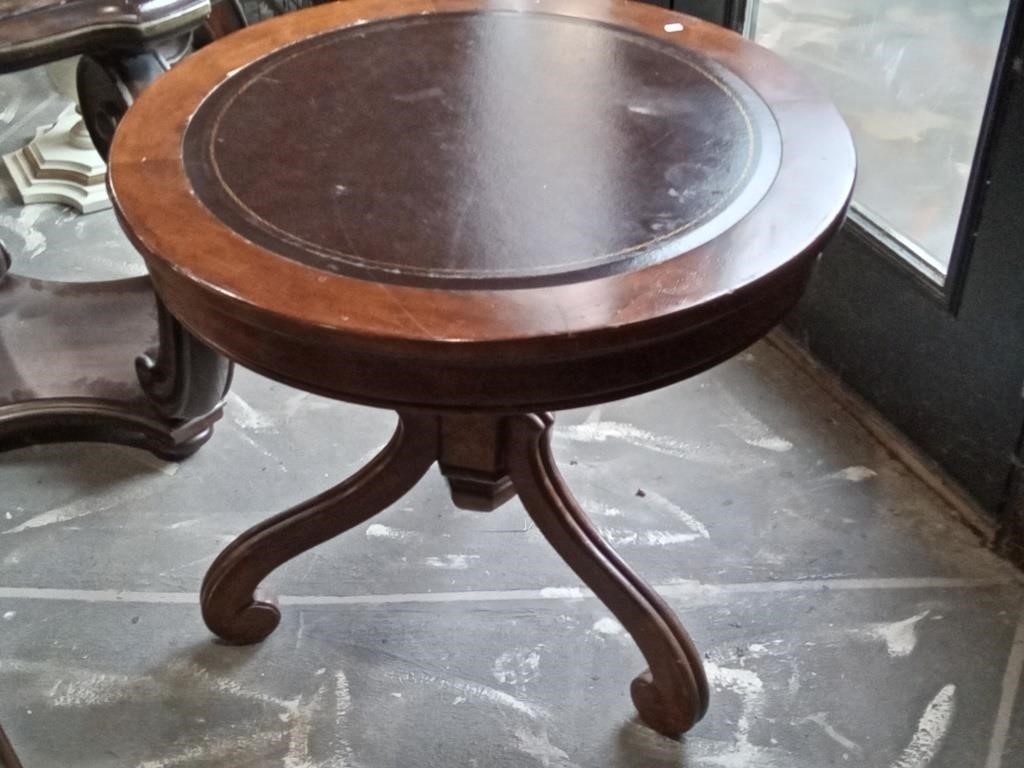 mahogany finish round lamp table