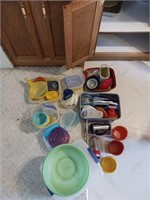 Assorted Tupperware and lids