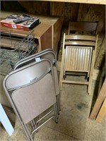 TWO METAL FOLDING CHAIRS AND 2 WOOD CHAIRS