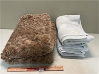 WARM CLEAN THROW 47X58 INCH & BATH TOWELS