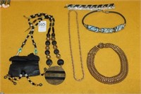 CHOICE OF NECKLACES OR BRACELETS