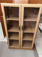 4 shelf bookcase / display cabinet w/ glass doors.