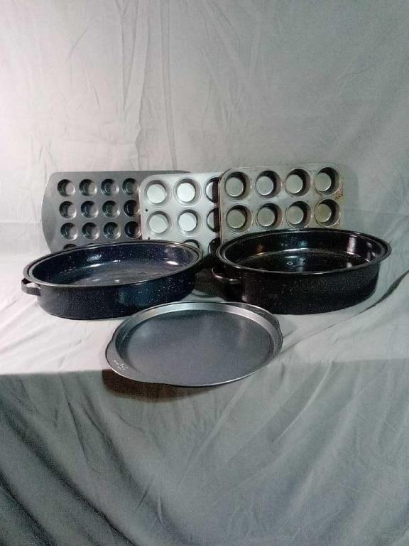 Great kitchen lot! Includes roaster pans, muffin