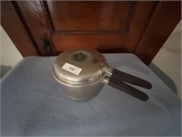 Pot with locking lid