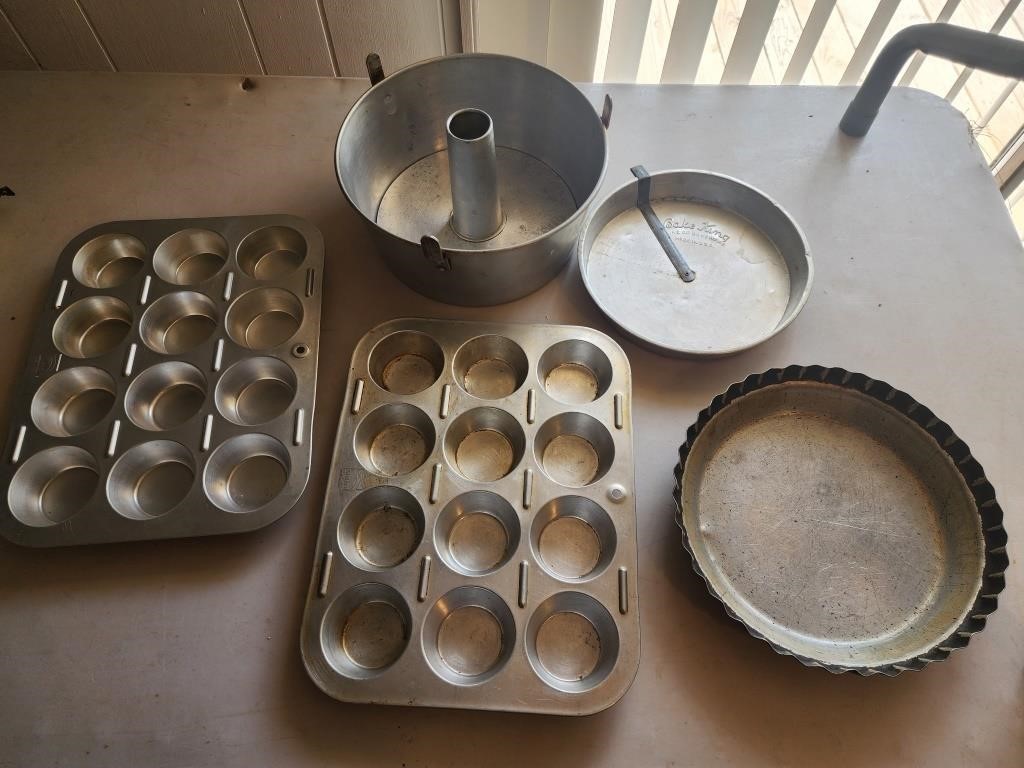 Vintage cake pans. Pie pan, cupcake muffin pans,
