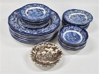 ASSORTED LOT OF MODERN TRANSFER DECORATED PLATES