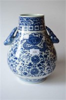 Chinese blue & white dragon vase,