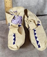 NATIVE AMERICAN BEADED YOUTH MOCCASINS