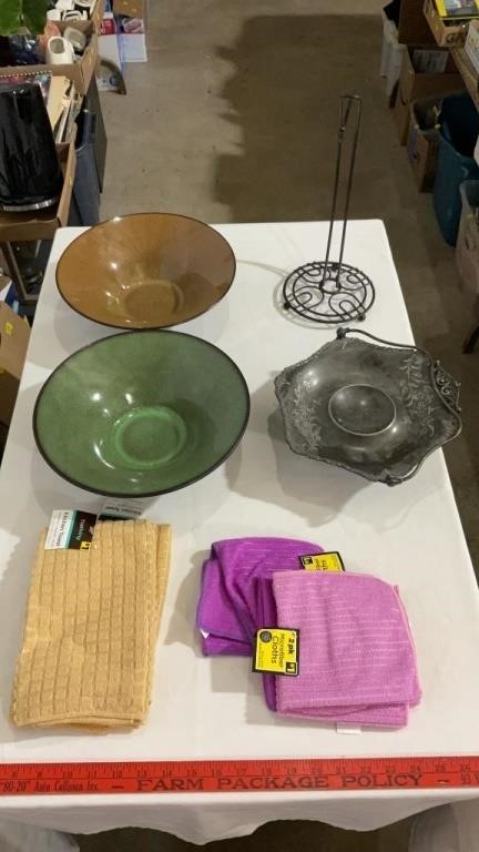 Decorative bowls, banana hanger, washcloths,