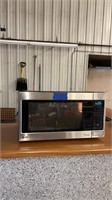 Working LG microwave 23.5” Lx 19”W x 13.75”