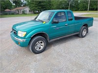 TITLED 1998 Toyota Tacoma PIck up Tuck