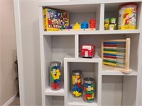 ASSORTED CHILDREN'S DÉCOR ITEMS