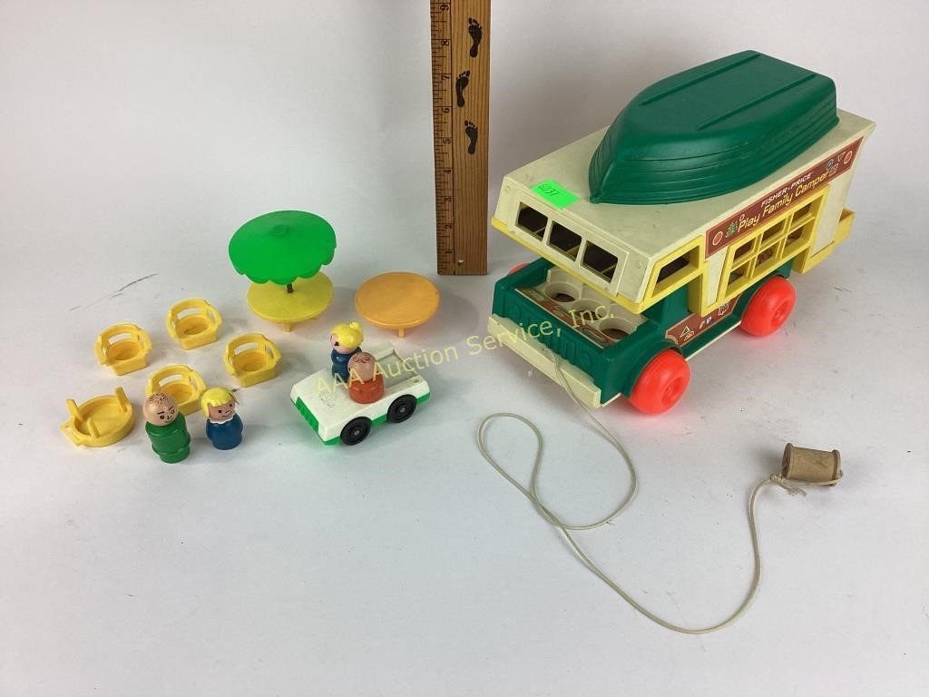 I Fisher-Price play family camper with the people